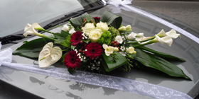 Bouquet de fleurs sur voiture pour un mariage