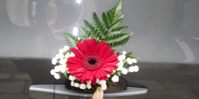 Bouquet de fleurs sur voiture pour un mariage