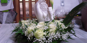 Composition avec des roses blanche et une décoration bébé